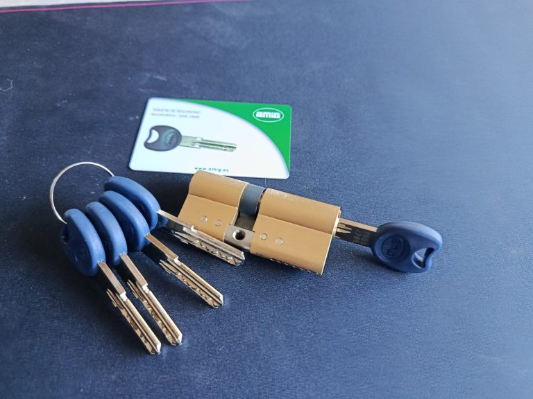 Hombre sostiene en la mano bombín con llave. Hombre sostiene en la mano bombín con llave.